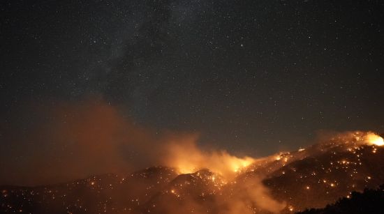 İzmir Orman Yangınları Yerleşim Yerlerini Tehdit Ediyor