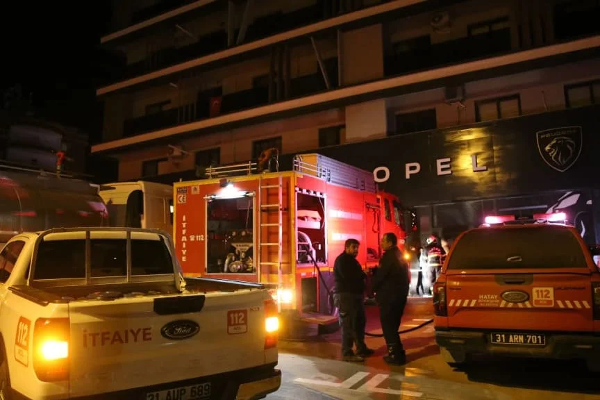 Hatay’da 7 katlı binada yangın: 2 ölü, 14 kişi dumandan etkilendi