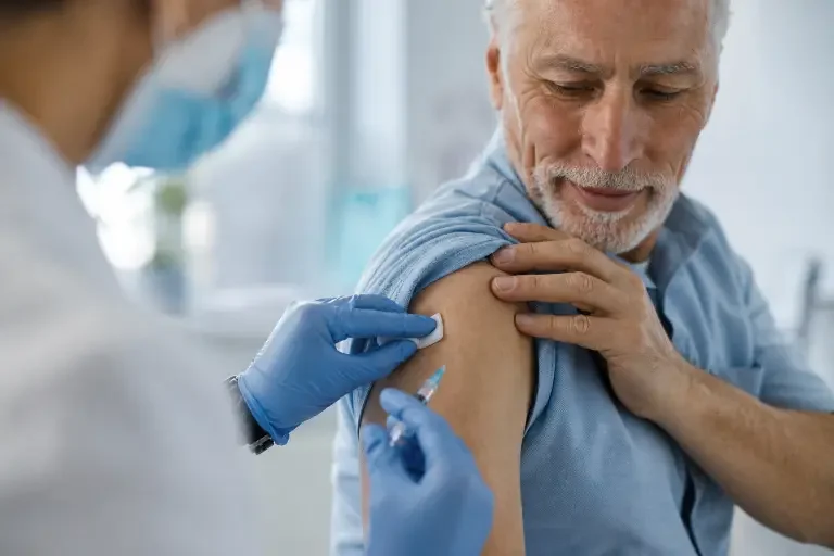 50 Yaş Üstü İçin Aşı Rehberi: Zatürre ve Grip Aşısı Neden Hayati?