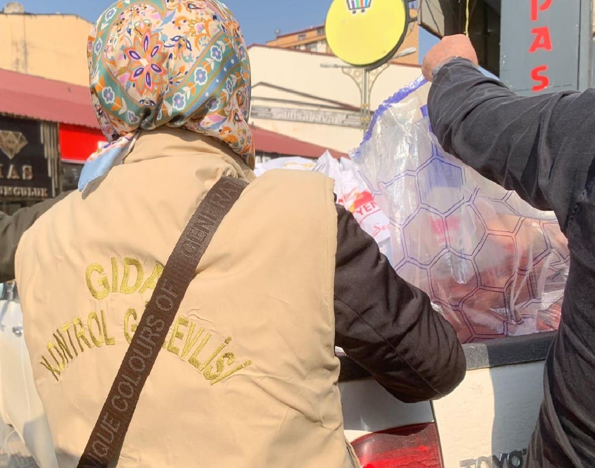 Ağrı’da ALO 174 İhbarı: 718 Adet Etiketsiz Sucuk Ele Geçirildi