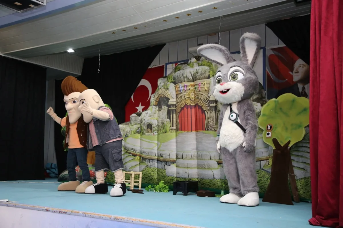 Akıllı Tavşan Momo, Erzurum, Erzincan ve Kars’ta Miniklerle Buluştu