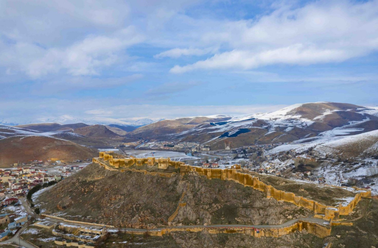 Bayburt Kalesi – Tarihi, Mimari Özellikleri ve Ziyaret Rehberi