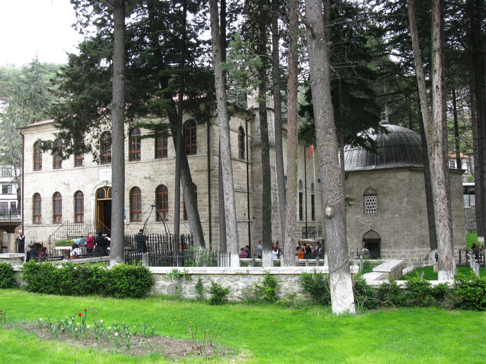 Bolu Akşemseddin Türbesi – Tarihi, Mimari Özellikleri ve Ziyaret Rehberi