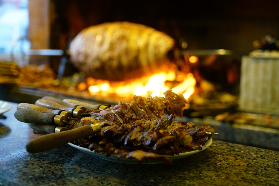 Cağ Kebabı Nasıl Yapılır? Etin Marine Edilmesi ve Pişirme Teknikleri