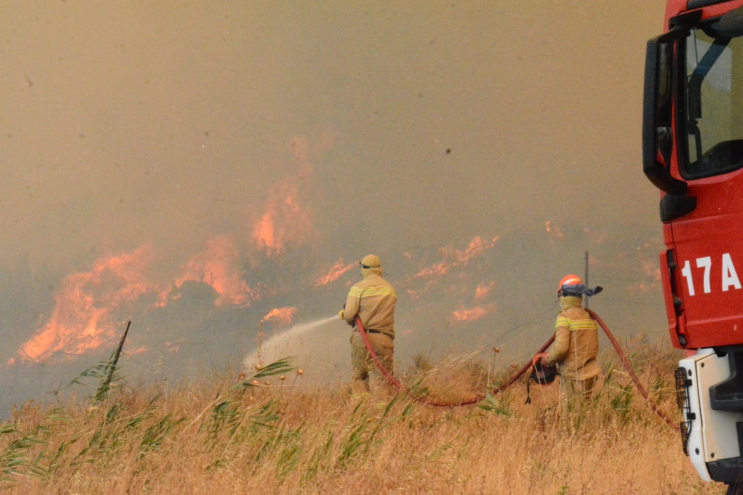 Çanakkale’de Tarım Arazisinde Başlayan Yangın Ormana Sıçradı: Boğaz Gemi Trafiğine Kapatıldı