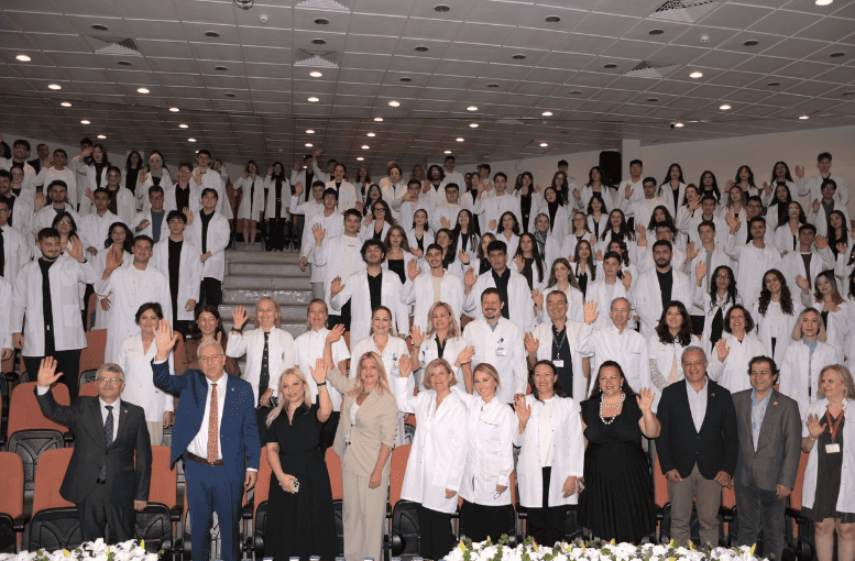 Ege Üniversitesi Diş Hekimliği Öğrencileri Beyaz Önlüklerine Kavuştu