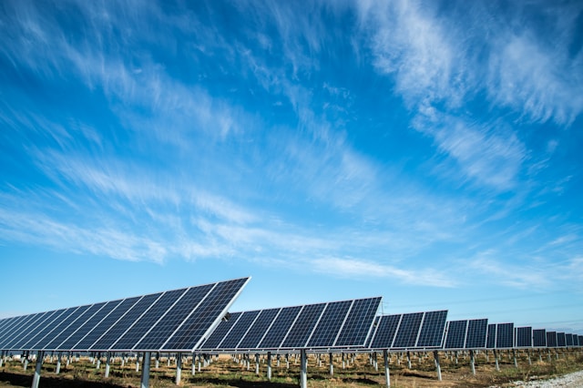 Enerji Geçişi: Güneş Panelleri, Mikro Şebekeler ve Yenilenebilir Enerji Entegrasyonu