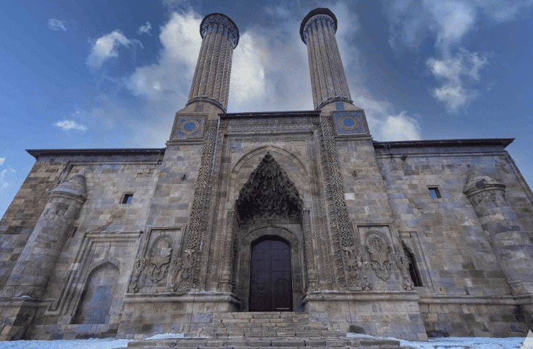 Erzurum Çifte Minareli Medrese Müzesi: Sergiler ve Ziyaret Bilgileri