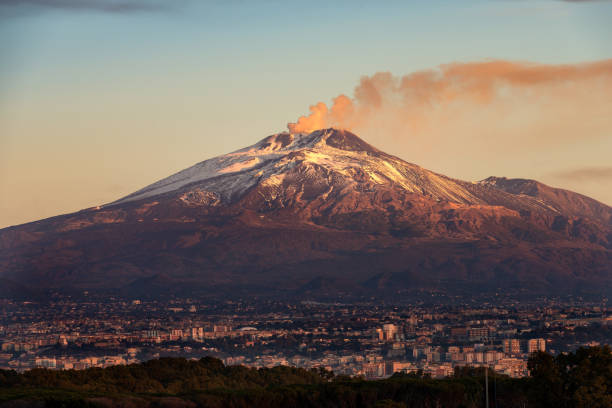 Etna Yanardağı Yine Faaliyette: Sicilya’daki Patlamada Kül ve Lav Gökyüzüne Yükseldi
