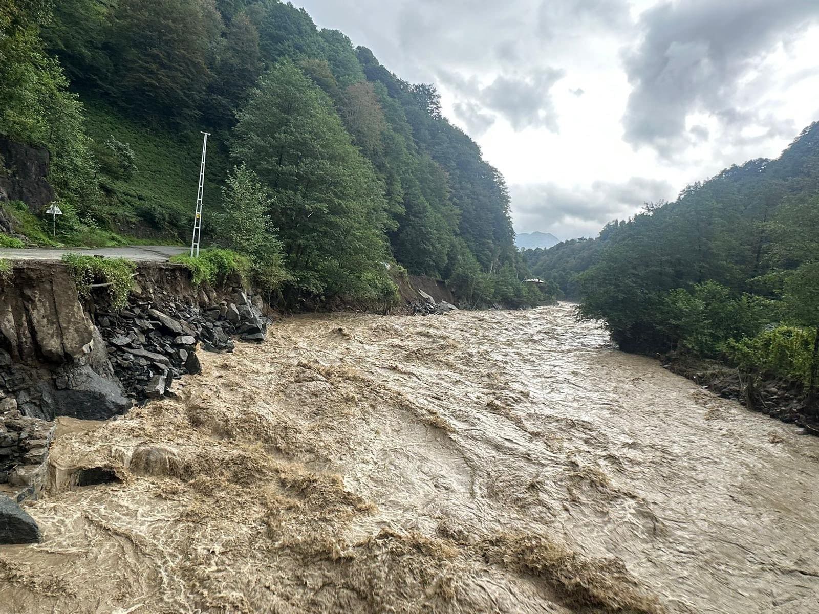 Karadeniz’i Sel Vurdu: Rize, Giresun ve Artvin’de Dereler Taştı, Yollar Kapandı