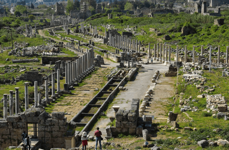 Perge Antik Kenti – Tarih ve Gezi Rehberi