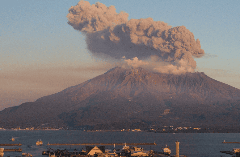 Sakurajima Yanardağı’nda Şiddetli Patlama: Kül Bulutu 4,4 Kilometreye Ulaştı