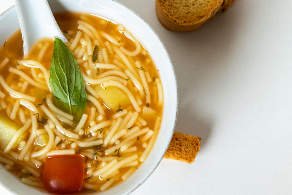 Tavuk Suyu veya Sebzeli Erişte Çorbası – Protein Depolu ve Lezzetli