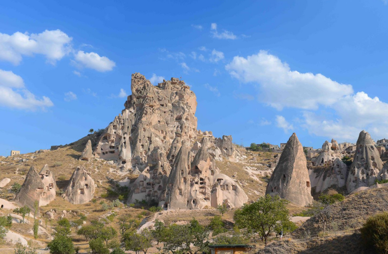 Uçhisar Kalesi, Nevşehir – Tarihi, Mimari Özellikleri ve Ziyaret Rehberi