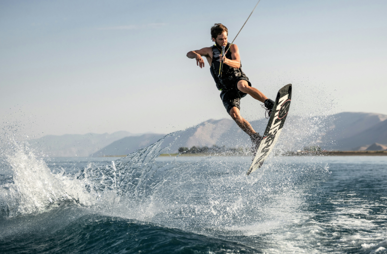 Wakeboarding Nasıl Yapılır? Başlangıç Rehberi ve Güvenlik Tavsiyeleri